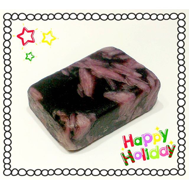 Buenos días! Cómo lleváis el domingo? He empezado el día con una ducha con #RespectYourElders de @lushspain , un jabón muy perfumado con aroma a grosella y sauco negro. Su olor me recuerda a los clásicos caramelos Lilas de La Mallorquina! #lush #lushspain #Xmas #Christmas #jabón #soap #RespectYourElderssoap